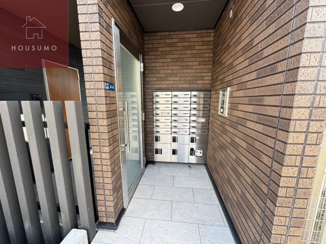 物件外観写真3　(清潔なエントランスです)