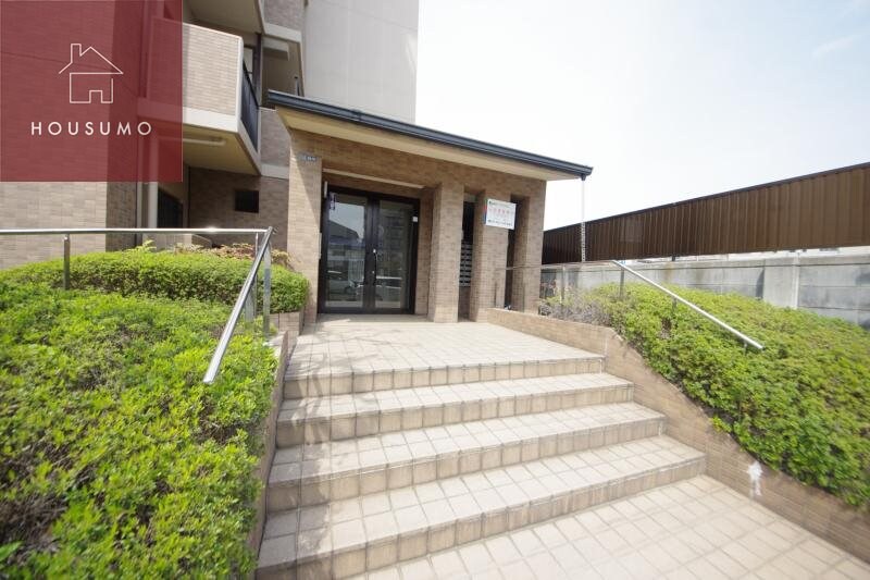 物件外観写真2　(清潔なエントランスです)