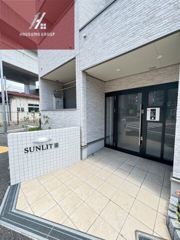 物件外観写真2　(清潔なエントランスです)