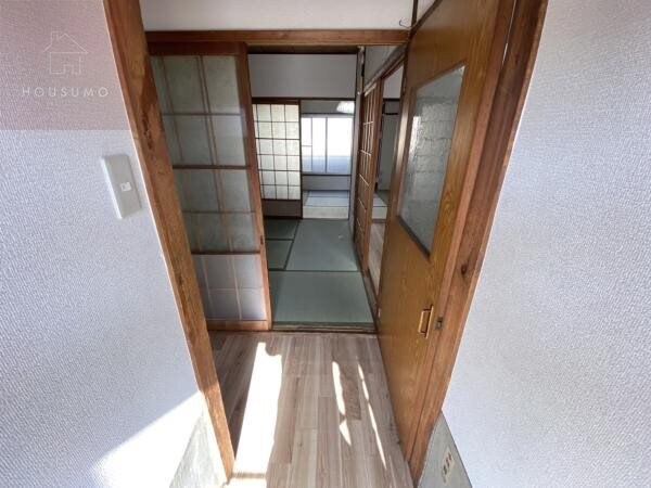 物件内観写真10　(ゆったりとした玄関です)