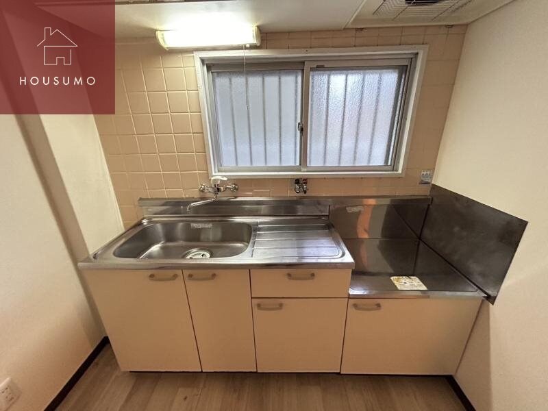 物件内観写真7　(コンパクトなキッチンで掃除もラクラク)