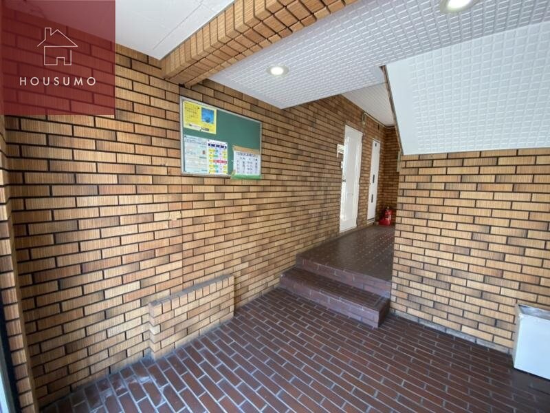 物件外観写真3　(清潔なロビーです)