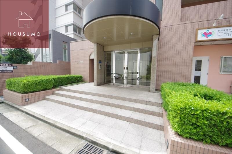 物件外観写真2　(清潔なエントランスです)