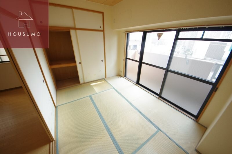 物件内観写真25　(明るい色調の室内です)