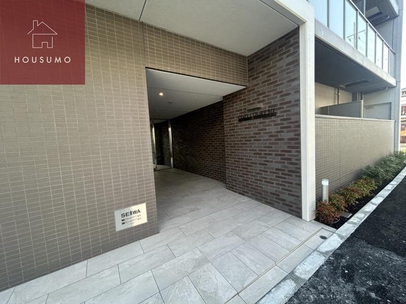 物件外観写真3　(ゆとりのあるエントランスです)