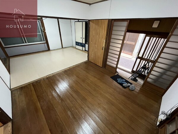 居室(こちらの居間で趣味の時間をお楽しみください)