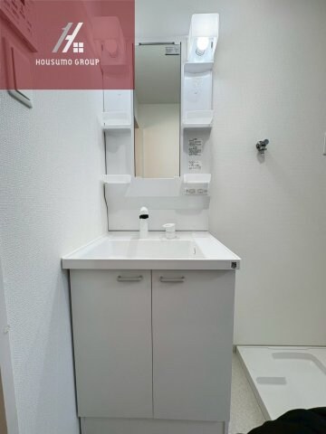 物件内観写真17　(朝の身支度には欠かせない独立洗面化粧台)
