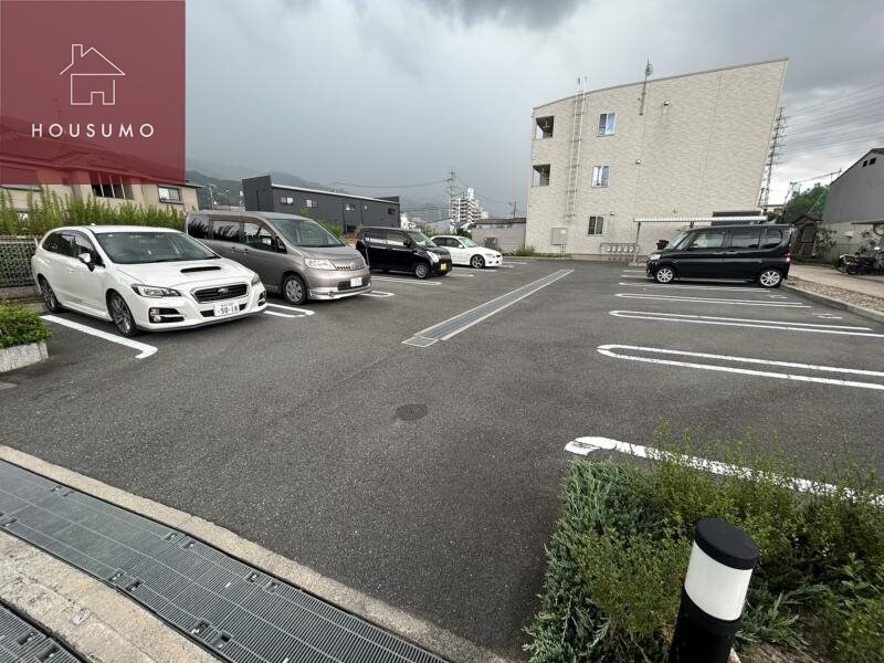 物件外観写真2　(駐車場があるので、車を買う予定の方も安心です)