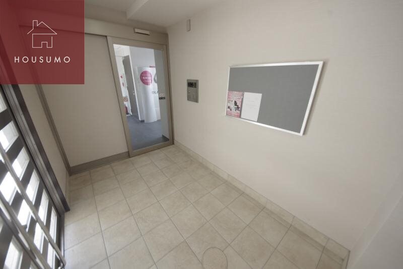 物件外観写真2　(清潔なエントランスです)