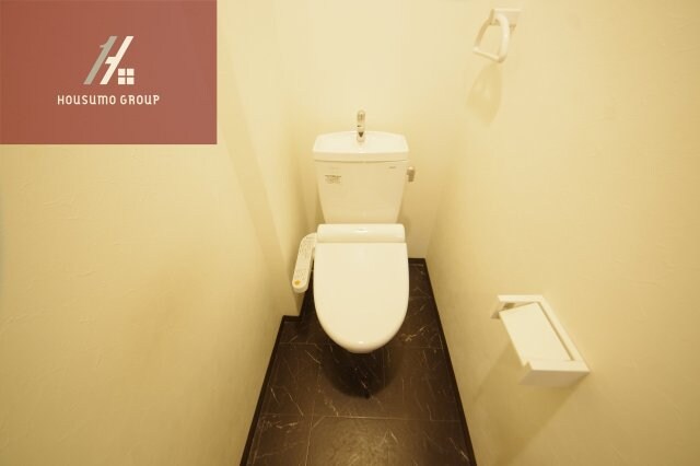 物件内観写真10　(ゆったりとした空間のトイレです)