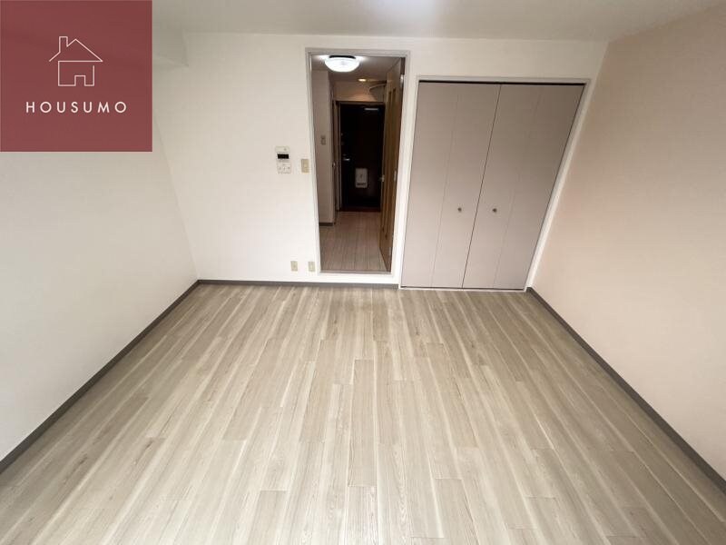 物件内観写真21　(明るい色調の室内です)