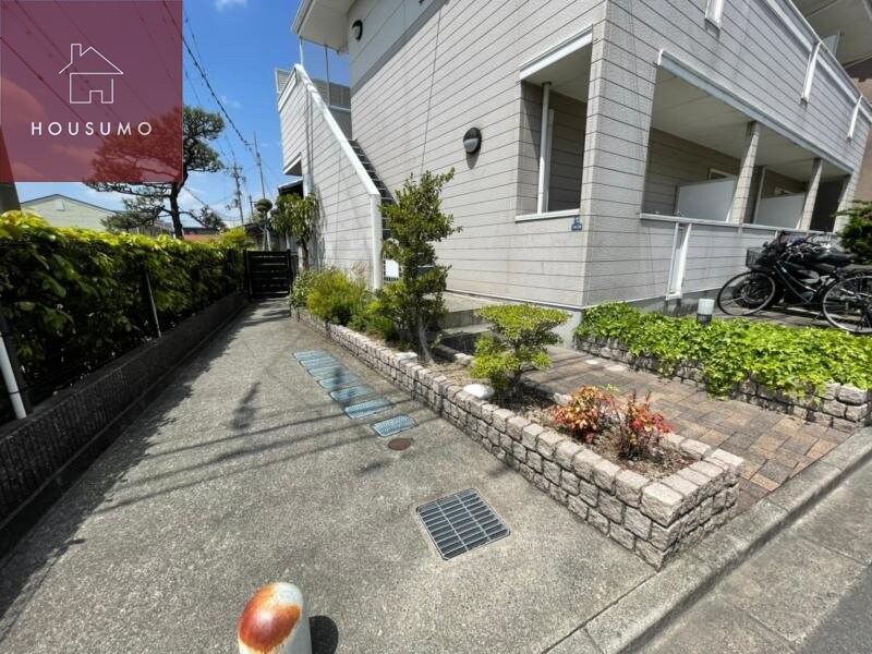 物件外観写真3　(清潔なエントランスです)