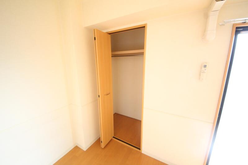 物件内観写真5　(収納豊富です)