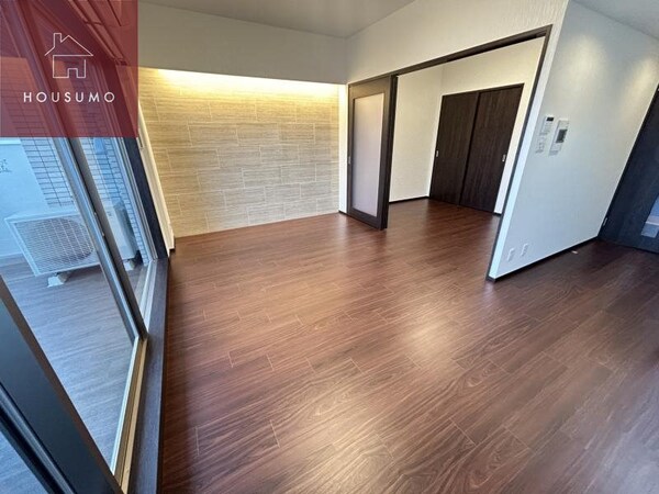 居室(こちらの居間で趣味の時間をお楽しみください)