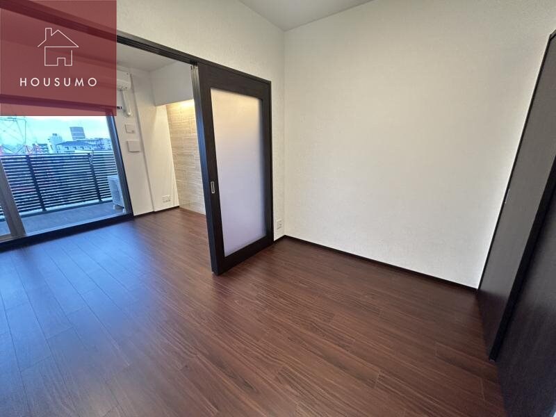 物件内観写真8　(個人の部屋や寝室として使える洋室です)