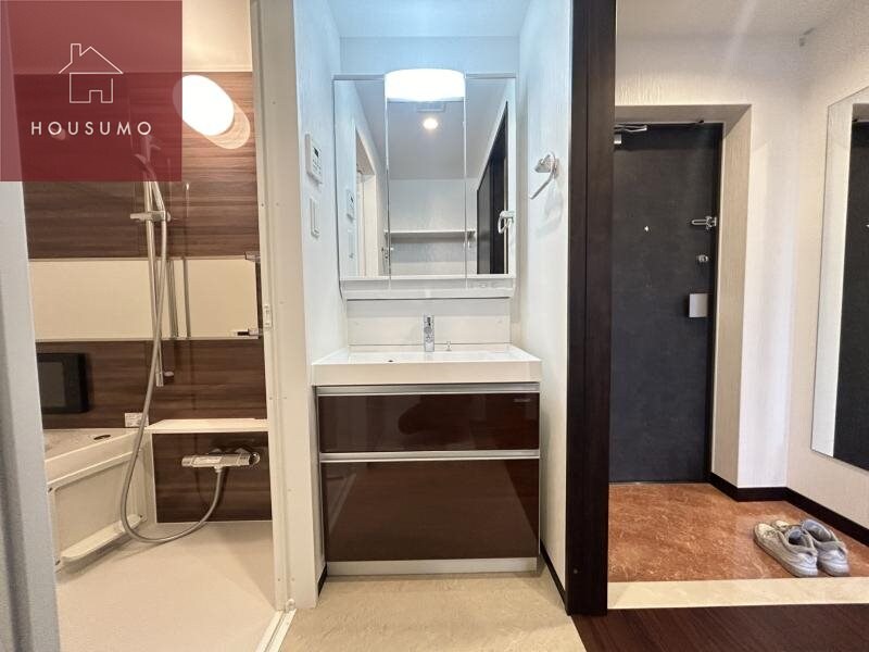 物件内観写真18　(独立洗面台で身支度をすべて済ませてしまいましょう)