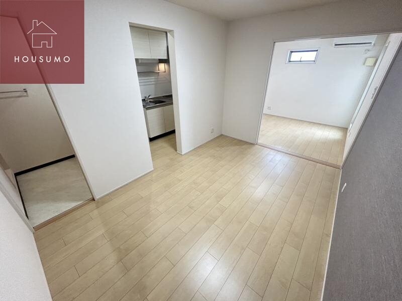 物件内観写真6　(こちらの居間で趣味の時間をお楽しみください)