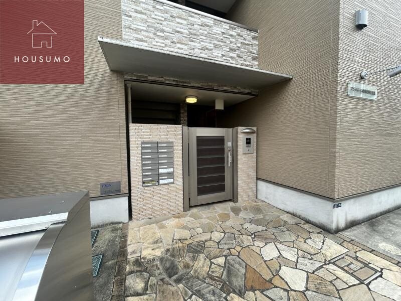 物件外観写真4　(ゆとりのあるエントランスです)