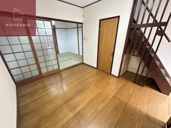 居室(こちらの居間で趣味の時間をお楽しみください)