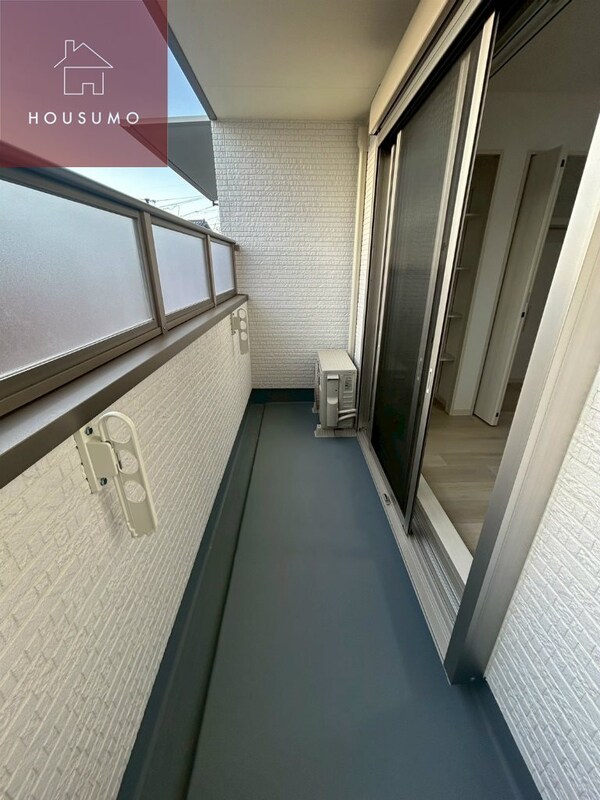 バルコニー(開放的で明るい空間を演出してくれるバルコニーです)