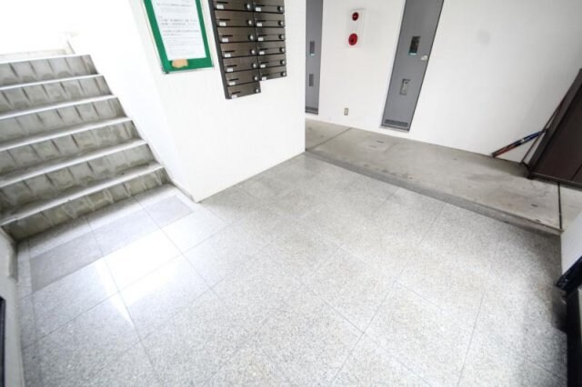 物件外観写真3　(清潔なロビーです)