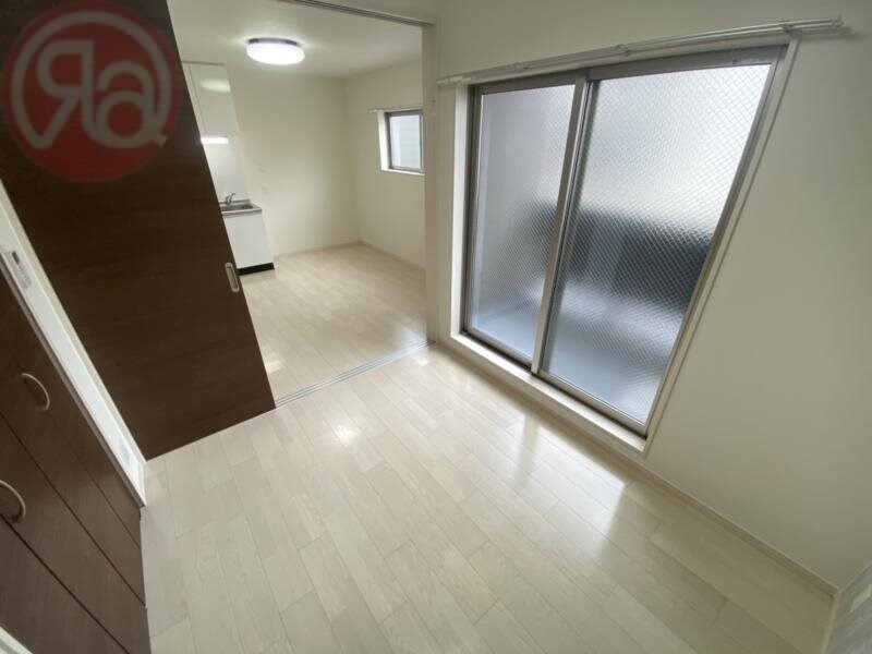 物件内観写真25　(広々とした洋室です)