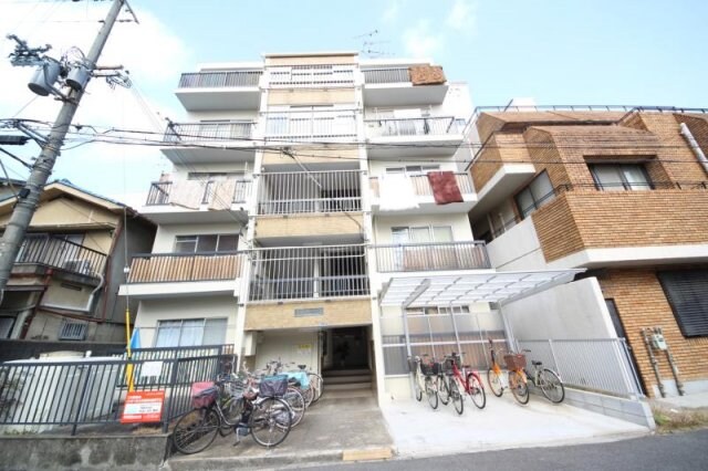 物件外観写真2　(落ち着いたエントランスです)