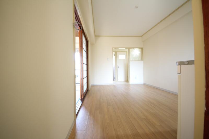 物件内観写真15　(こちらのリビングで趣味の時間をお楽しみください)