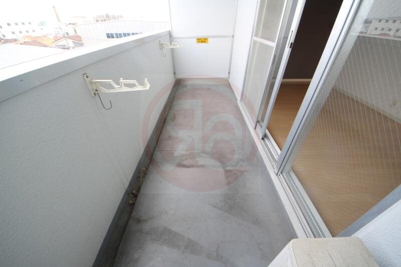 物件内観写真12　(外からの目が気にならないバルコニーで洗濯物が干せます)