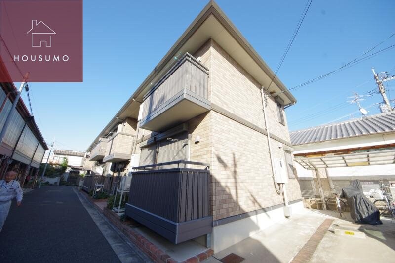 物件外観写真1　(外観は落ち着いています)