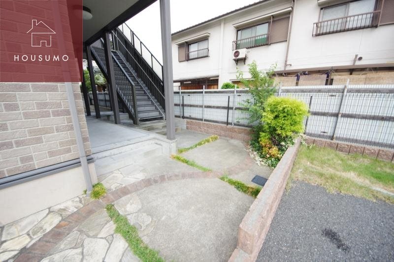 物件外観写真2　(ゆとりのあるエントランスです)