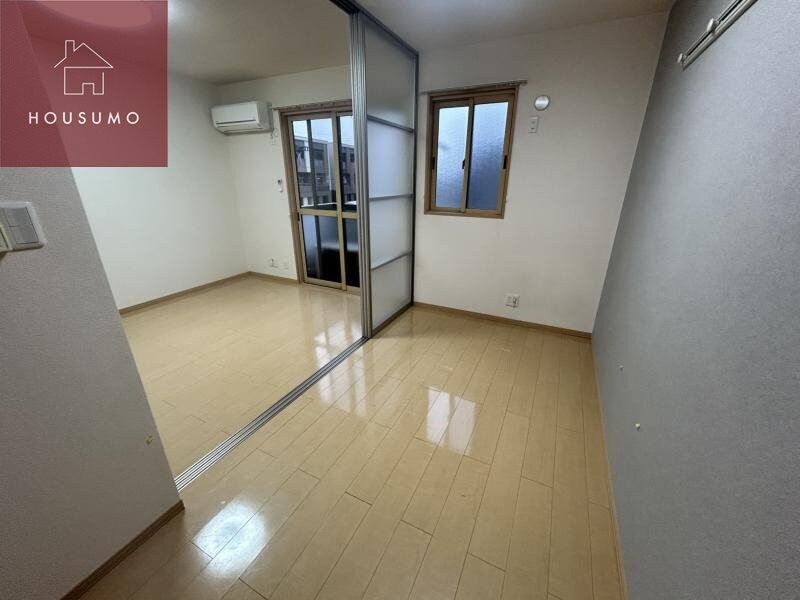 物件内観写真8　(広々とした洋室です)