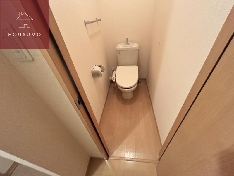 物件内観写真9　(落ち着いた色調のトイレです)