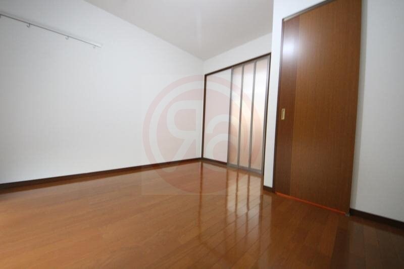 物件内観写真13　(開放的な寝室です)