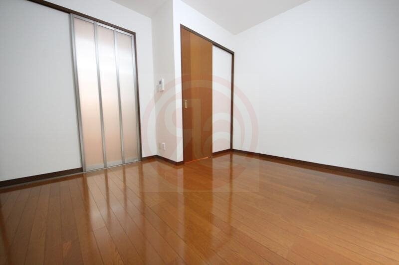 物件内観写真23　(落ち着いた色調の洋室です)