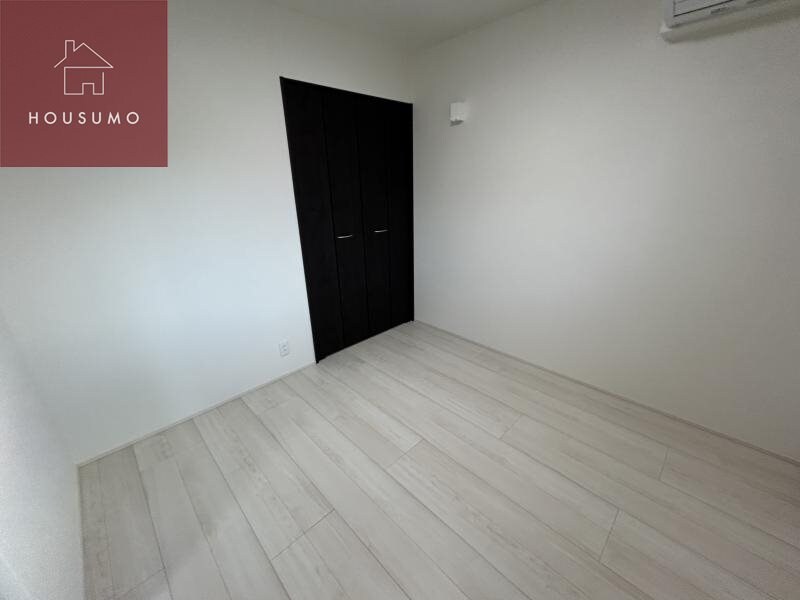 物件内観写真29　(落ち着いた色調の寝室です)