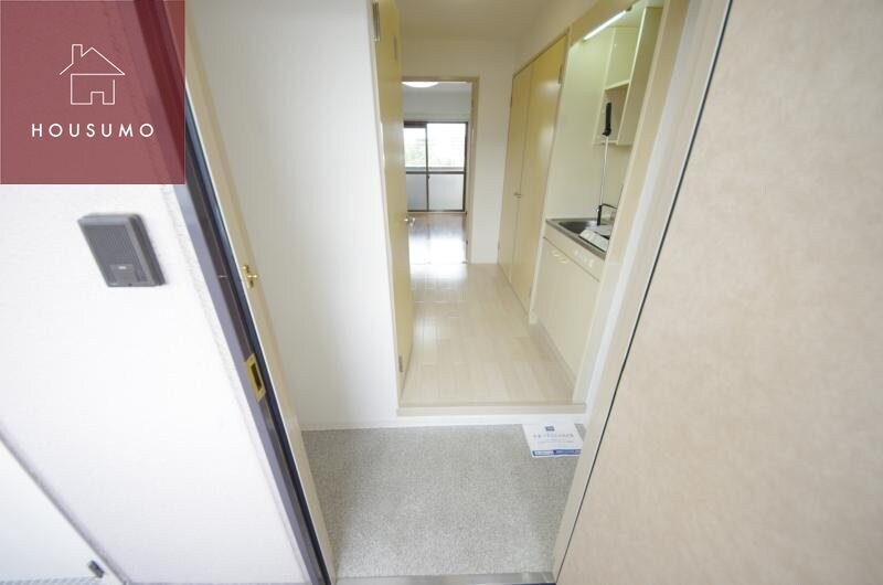 物件内観写真8　(明るい玄関です)