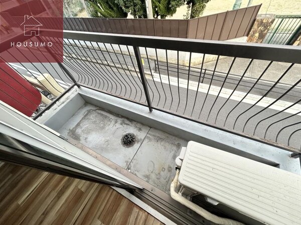 バルコニー(開放的で明るい空間を演出してくれるバルコニーです)