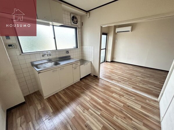 内装他(明るい色調の室内です)