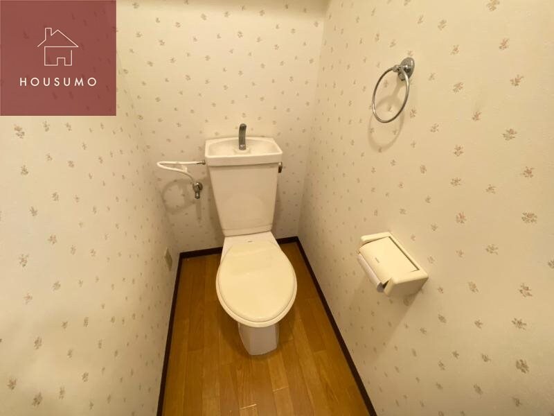 物件内観写真9　(落ち着いた色調のトイレです)