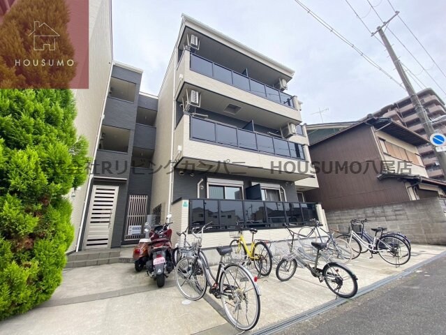 物件外観写真1　(外観は落ち着いています)