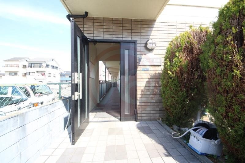 物件外観写真2　(ゆとりのあるエントランスです)