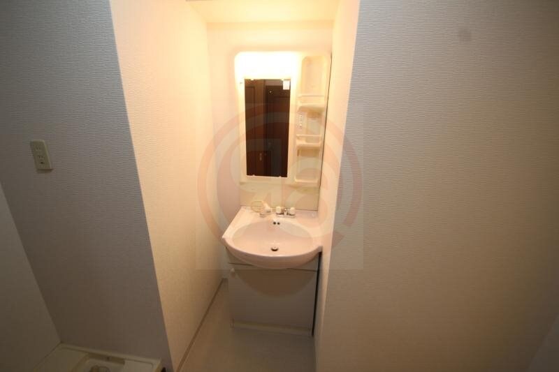 物件内観写真19　(独立洗面台、小物を置くことができて便利です)