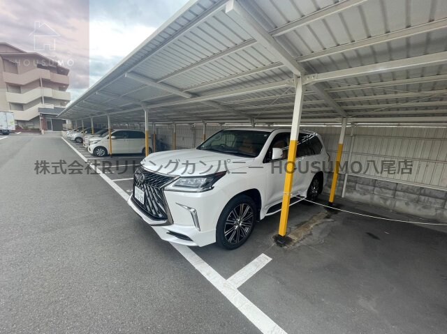 物件外観写真2　(駐車場があるので、車を買う予定の方も安心です)