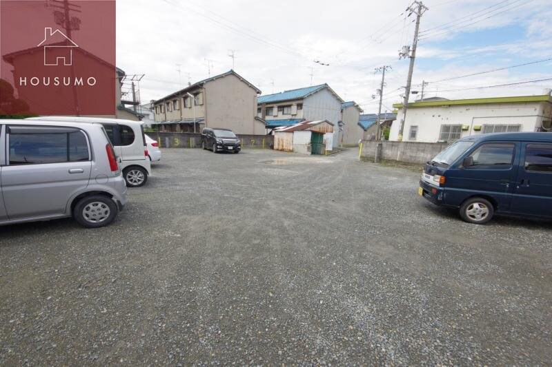 物件外観写真2　(駐車スペースもあります)