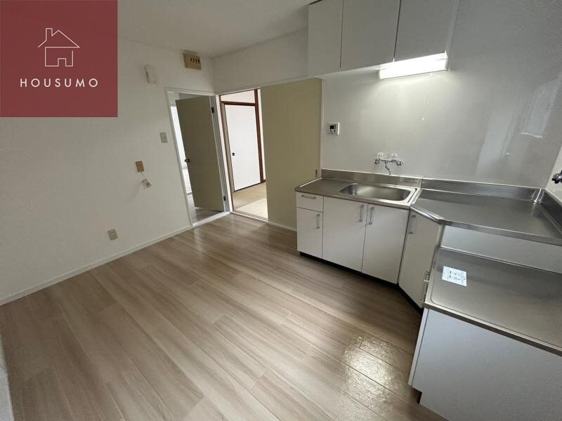 物件内観写真5　(こちらのリビングで趣味の時間をお楽しみください)