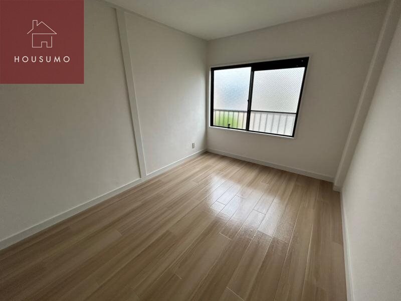 物件内観写真8　(落ち着いた色調の寝室です)