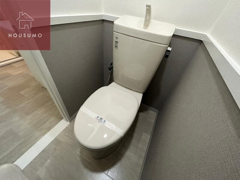 物件内観写真9　(落ち着いた色調のトイレです)