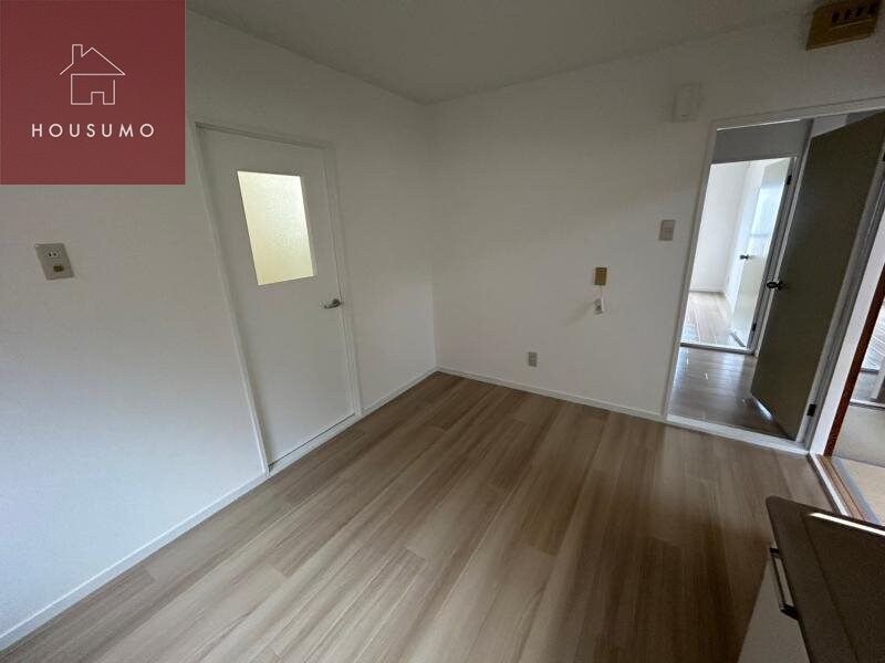 物件内観写真27　(こちらのリビングで趣味の時間をお楽しみください)