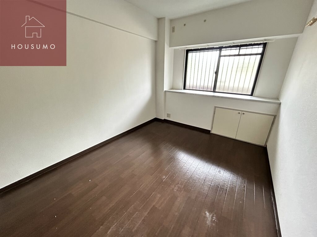 物件内観写真8　(広くて明るい寝室)